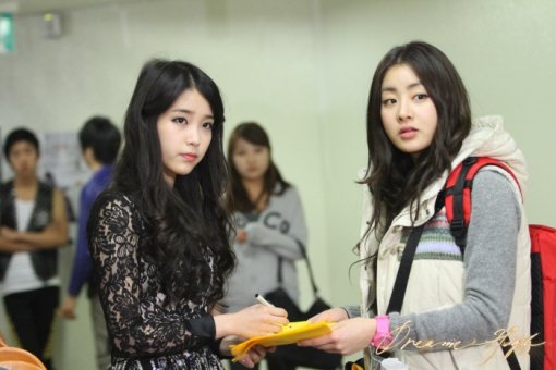 아이유-강소라(사진= 홀림 & CJ E&M)