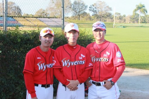 직구구속이 시속 130km대 중반에 불과했지만, 빼어난 완급조절로 타자들을 요리했던 직구구속이 시속 130km대 중반에 불과했지만, 빼어난 완급조절로 타자들을 요리했던 SK 성준(가운데) 코치. 그는 긴 인터벌 때문에 ‘만만디’라는 별명으로 더 유명했지만, 역대 좌완통산승수에서 2위(97승)에 오를 만큼 뛰어난 성적을 기록하기도 했다. 미국 플로리다에서 전지훈련 중인 성 코치가 김원형(왼쪽), 조웅천 코치와 함께 미소를 짓고 있다. 사진제공 ｜ SK 와이번스