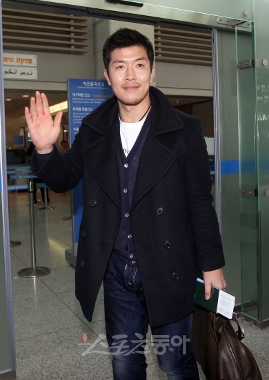 ‘넥센맨’ 김병현이 27일 전지훈련지인 미국 애리조나로 출국하기에 앞서 취재진에게 손을 흔들며 포즈를 취하고 있다. 인천국제공항 ｜ 김종원 기자 won@donga.com 트위터 @beanjjun