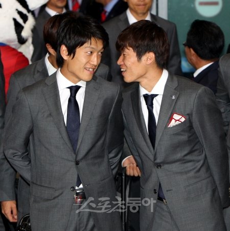 박지성(오른쪽)이 자신의 기록을 깰 후계자로 이청용을 꼽았다. 이청용은 재활에 매진하고 있다. 스포츠동아DB