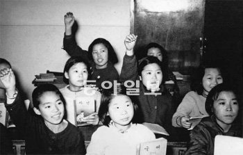 기청공민학교는 1947년 정식 공민학교 인가를 받은 뒤 수천 명에게 배움의 기회를 제공해왔다. 사진은 1960∼70년대의 수업 장면으로 추정된다. 서울YWCA 제공