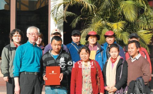 1995년 고대산악회 에베레스트 원정대에 셰르파로 참여했다 추락사한 장부 셰르파의 아들 펨바 셰르파(앞줄 왼쪽에서 두 번째)가  고려대산악회가 전달한 장학증서를 들고 27일 어머니 치링 셰르파(앞줄 가운데), 고려대산악회 회원들과 함께 기념사진을 찍었다. 고려대산악회는 17년 만에 이날 이들 모자 (母子)와 만나 지속적인 후원을 약속했다. 고려대 제공