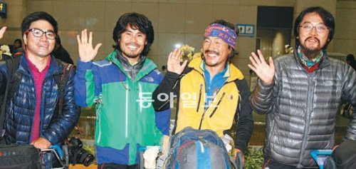 6개월에 걸친 대장정을 마치고 귀국한 히말라야 패러글라이딩 횡단 원정대원들. 왼쪽부터 본보 이훈구 기자, 함영민 홍필표 김민수 대원. 인천=원대연 기자 yeon72@donga.com