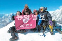 고려대산악회 회원들이 13일(현지 시간) 히말라야 봉 중 하나인 임자체 정상 등정에 성공한 뒤 포즈를 취했다. 고려대 제공