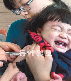 12개월 된 유아가 일본뇌염 예방백신 주사를 맞고 있다. 이 주사는 무료다. 동아일보DB