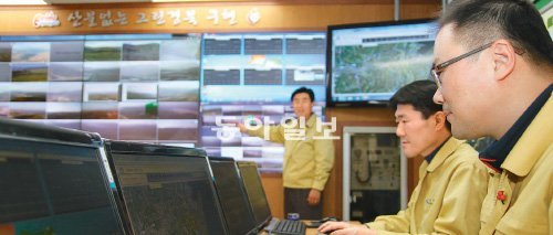 경북도 산림녹지과 상황실 직원들이 영상시스템을 활용해 산불을 감시하고 있다. 장영훈 기자 jang@donga.com