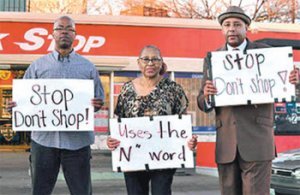 미국 댈러스 한인 주유소 앞에서 흑인들이 ‘상품 구매를 거부하라(Stop Don’t Shop)’
등의 피켓을 들고 불매운동을 벌이고 있다. 사진 출처 ‘브러더 제시 블로그’