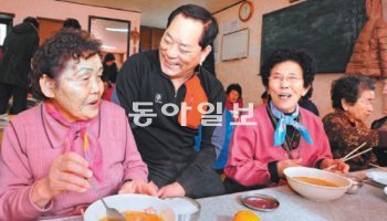 박종국 씨(가운데)가 대구 남구 명동경로당에서 노인들에게 음식을 대접하며 이야기를 나누고 있다. 대구 남구 제공