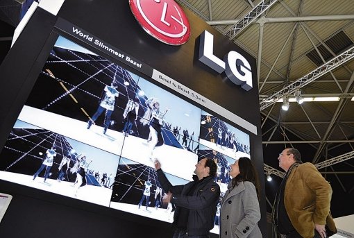 암스테르담 ISE 2012에 참가한 관람객들이 LG전자 부스를 둘러보고 있다. 사진제공｜LG전자