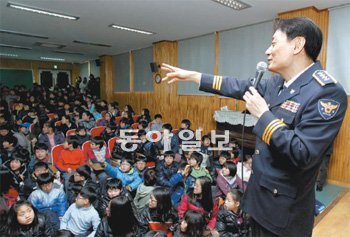 경찰청 ‘기본과원칙구현추진단’ 박우현 총경이 31일 자신의 딸과 아들이 다니는 서울 강서구 등촌초등학교를 찾아 초등학생들에게 학교폭력 예방 교육을 하고 있다. 김미옥 기자 salt@donga.com