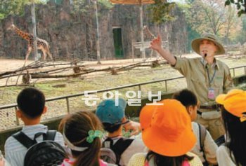 동물해설사 윤석권 씨(오른쪽)가 아이들에게 기린의 생태 습성을 설명하고 있다. 서울동물원 제공