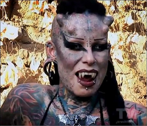 살아있는 뱀파이어 여성. 사진=유튜브 캡쳐