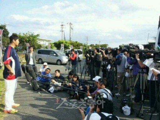 이대호(왼쪽 끝)를 향한 관심은 일본 미디어에서도 뜨거웠다. 카메라와 취재진의 숫자에서 한국 최고 타자를 향한 관심을 읽을 수 있다.