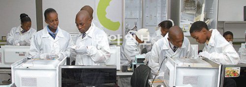남아프리카공화국 요하네스버그 근교 앨버턴에 있는 삼성 엔지니어링아카데미에서 현지 학생들이 전자제품을 분해 조립하면서 실습하고 있다. 삼성전자는 이런 아카데미를 통해 아프리카 전역에서 2015년까지 1만 명의 엔지니어를 육성할 계획이다. 삼성전자 제공