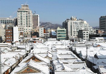 재개발로 사라질 운명에 처한 서울 종로구 익선동 풍경. 지난달 31일 내린 눈이 개량한옥 지붕 위를 덮었다. 김재명 기자 base@donga.com
