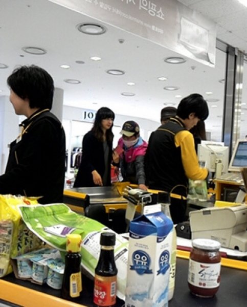 한 대형상점에서 장을 보고 있는 정형돈-한유라 부부. 사진 출처 ｜ @powerbair