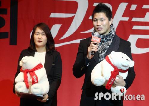 17회 코카콜라 체육대상 시상식이 2일 오전 11시 30분 서울 중구 소공동 웨스틴 조선호텔에서 열렸다. 우수선수상을 수상한 유도의 김재범고 양궁의 한경희가 수상소감을 전하고 있다. 
(서울=스포츠코리아)