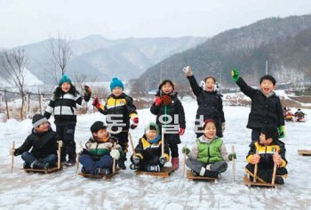 전남 담양군 월산면 용흥마을 논 썰매장에서 얼음을 지치는 아이들이 환호성을 지르고 있다. 이 마을은 얼음 썰매타기, 연날리기, 팽이치기 등 ‘추억 마케팅’으로 지역 명소가 됐다. 담양군 제공
