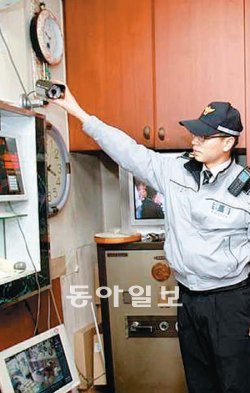 대구 수성구 금은방에 설치한 CCTV를 경찰관이 점검하고 있다. 대구경찰청 제공