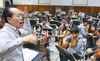 한국대학생연합오케스트라를 이끄는 지휘자 금난새 씨(왼쪽)는 “비음대생으로 구성된 아마추어 오케스트라이기에 가끔 원하는 소리가 나지
 않아 답답할 때도 있다. 하지만 음악을 사랑하는 이들의 마음만큼은 프로음악가 못지않다”고 말했다. 동아일보DB