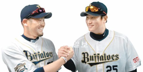 손 맞잡은 4번타자 경쟁자들 1일 스프링캠프 첫 훈련을 앞두고 이대호(오른쪽)와 T-오카다가 취재진 앞에서 손을 맞잡은 채 미소 짓고 있다. 미야코지마=김도헌 스포츠동아 기자 dohoney@donga.com