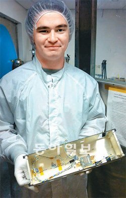 버클리 캘리포니아대 소속 연구원이 ‘시네마’를 들고 있다. 시네마에는 우주 입자를 검출하는 강력한 센서인 ‘스타인’이 실린다. 경희대 제공