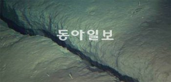 신카이6500은 지난해 3월 동일본 대지진의 영향으로 수심 5351m의 해저면에서 1m 폭으로 갈라진 균열을 발견했다. JAMSTEC 제공