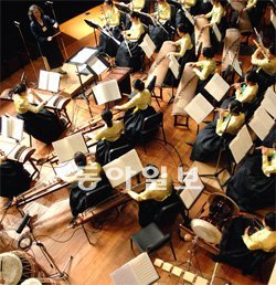 서울시청소년국악관현악단의 ‘청춘가악’에서는 우리 음악의 미래를 위해 열정을 다하는 젊은 국악인들을 만날 수 있다. 서울시청소년국악관현악단 제공