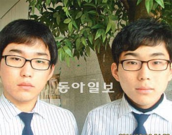 쌍둥이 형제 신기남(왼쪽) 기성 군.