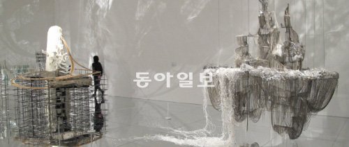 일본 도쿄의 모리미술관에서 4일부터 5월 27일까지 열리는 이불의 ‘나로부터, 오직 그대에게’전은 1990년대 작업부터 신작까지 대형 작품 45점을 한데 선보이는 중간 회고전 성격의 전시다. 거울의 방으로 꾸민 ‘유토피아와 환상풍경’ 섹션에선 ‘나의 거대 서사’(왼쪽) ‘브루노 타우트를 따라서’ 등의 작품을 볼 수 있다. 도쿄=고미석 기자 mskoh119@donga.com