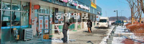 4일 세종시 첫마을 1단계 아파트 단지 내 상가에서 부동산 중개업소 관계자가 가게 앞을 정리하고 있다. 아직까지 상가 입점업체는 부동산 중개업소가 대부분이지만 최근 입주민이 늘어나면서 세탁소 미용실 등 주민편의시설이 하나둘씩 문을 열기 시작했다. 연기=이기진 기자 doyoce@donga.com