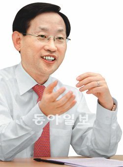 김상헌 NHN 대표는 “구글은 세계 어디서나 똑같은 공산품이지만 네이버는 지역특징을 최대한 존중하는 일종의 지역특산품”이라고 설명했다. 이종승 기자 urisesang@donga.com