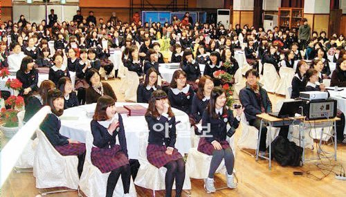 지난해 2월 열린 대전 호수돈여중 졸업식. 모두 원탁의 테이블에 앉아 품위있는 분위기를 연출했다. 호수돈여중 제공