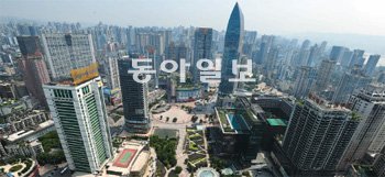 지난해 중국 성·시·자치구 가운데 가장 높은 경제성장률을 보인 충칭(重慶) 시의 대표적 개발구 량장(兩江)신구. 중국 내륙의 지방정부들은 기업 유치를 위해 량장신구 등 대단위 산업단지를 만들어 각종 세제, 토지 혜택을 제공하고 있다. 량장신구 관리회 제공