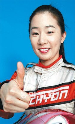 국내 첫 여성 포뮬러 챔피언인 강윤수씨. 최혁중 기자 sajinman@donga.com