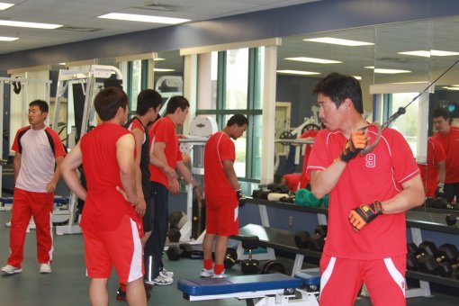 ‘줄을 서시오∼.’ 미국 플로리다주 베로비치에서 전지훈련을 하고 있는 SK의 웨이트트레이닝실은 차례를 기다리는 선수들로 항상 
북적인다. 선수들이 앞 다퉈 훈련의 강도를 높여 코치들이 도리어 걱정할 정도다.사진 제공 ｜ SK 와이번스