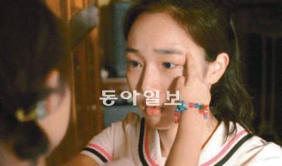 영화 ‘손님’의 한 장면.