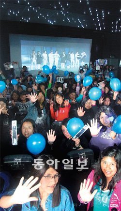 “우리는 슈퍼주니, ‘어’예요!” 지난달 22일 오전 볼리비아 라파스의 시네마테카에서 열린
슈퍼주니어 콘서트 영상 감상회에서 케이팝 팬클럽 ‘엘프 볼리비아’ 회원들이 손바닥을
펼치면서 슈퍼주니어를 흉내 낸 구호를 외치고 있다. 라파스=임희윤 기자 imi@donga.com