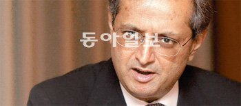 비크람 판디트 씨티그룹 최고경영자(CEO)는 7일 “단순한 시장 점유율보다 한국씨티은행의 핵심 고객들이 주로 사용하는 자산관리, 파생상품 부문에서의 점유율 확대에 주력하겠다”고 밝혔다. 최혁중 기자 sajinman@donga.com