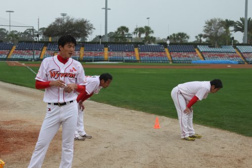 SK의 플로리다 스프링캠프에서 체력이 가장 좋은 선수들로 판명된 김광현(왼쪽) 엄정욱(가운데) 송은범(오른쪽) 등 재활조들이 고된 러닝훈련을 마치고 숨을 몰아쉬고 있다. 사진제공 ｜ SK 와이번스