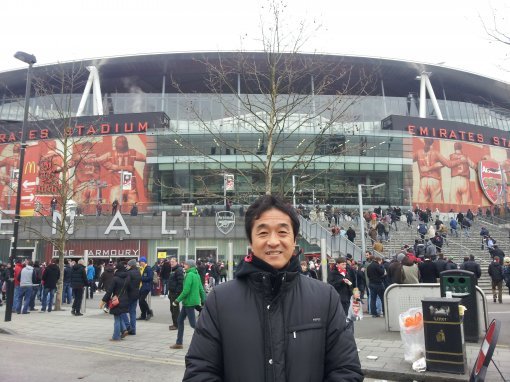 유럽에서 연수를 하고 있는 이영진 스포츠동아 해설위원이 아스널의 에미리츠스타디움 앞에서 기념촬영을 하고 있다. 이영진 해설위원