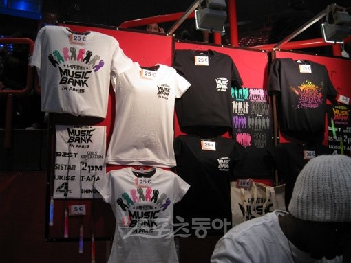 8일(현지시간) 베씨 스타디움에서 열린 ‘뮤직뱅크 인 파리’ 에서 티셔츠 등 기념품이 판매됐다. 스포츠동아DB.