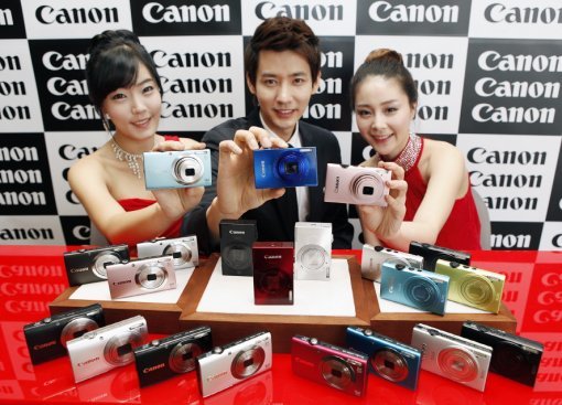 모델들이 캐논이 선보인 2012년 상반기 신제품 콤팩트 카메라를 들어보이고 있다. 사진제공｜캐논코리아컨슈머이미징