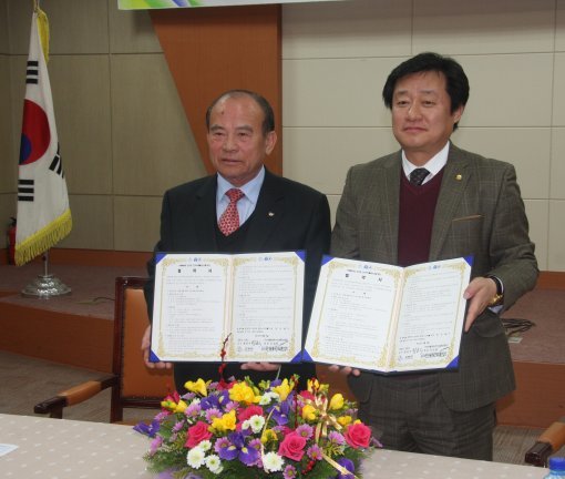 국민생활체육전국씨름연합회와 강원도 고성군이 대통령기 2012 전국씨름왕선발대회 협약식을 하고 있다. 왼쪽 고성군 황종국 군수 오른쪽 국민생활체육전국씨름연합회 최성열 회장. 사진제공｜국민생활체육전국씨름연합회