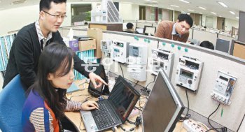 누리텔레콤 본사 연구소 직원들이 AMI 소프트웨어 개발에 몰두하고 있다. 양회성 기자 yohan@donga.com