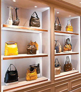 롯데 애비뉴엘에 새로 생긴 가방 브랜드 ‘래들리 런던’은 클래식한 디자인에 화사한 노란색을 덧입혀 봄 분위기를 냈다. 래들리 런던 제공