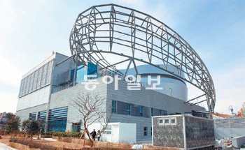 5월 개막하는 여수엑스포-한국관 전경. 한국관은 환경문제 해결에 동참하기 위해 탄소가 배출되지 않는 수소전지 시스템을 적용한 최초 전시관이다. 박영철 기자 skyblue@donga.com