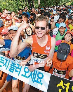 전국 축제로 성장한 대전 계족산 맨발축제가 기업 주도에서 민간 주도로 바뀔 것으로 보인다. 지난해 5월 열린 축제 현장. 선양 제공