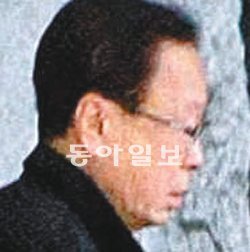 박희태 국회의장이 9일 의장공관을 나서고 있다. 이훈구 기자 ufo@donga.com