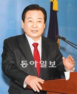 민주통합당 최다선(5선)인 박상천 전 대표가 9일 국회 정론관에서 기자회견을 열고 4·11총선 불출마를 선언했다. 변영욱 기자 cut@donga.com